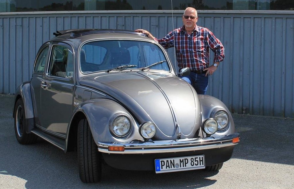Im glänzenden zinngrauen Metallic-Lack erstrahlt vor der historischen Tribüne auf der Pfarrkirchner Rennbahn der "Jubi-Käfer" von Paul König. Der Wagen lief zum 50. Geburtstag des Kult-Autos als Sondermodell vom Band. −Foto: Vogl