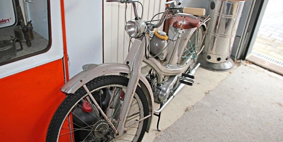 Auch eine 56 Jahre alte NSU Quickly findet man in seiner Garage. Die hat er sich vor ungefähr 20 Jahren angeschafft.