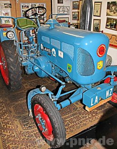 Der blaue Lanz-Volldiesel hat bereits 57 Jahre auf dem Buckel. Alle seine Oldtimer restauriert Wolfgang Mikonauschke selbst.