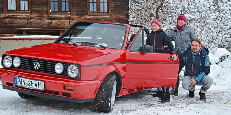  Stolz präsentieren Stefan und Anja Hüttinger ihr "Erdbeerkörbchen". Tochter Laura (11) freut sich schon jetzt auf ihre erste Solofahrt mit dem roten Golf I Cabrio. −Fotos: Stewart