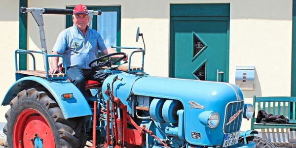 Vor dem Vereinsheim der Rottaler Oldtimerfreunde präsentiert Mitglied Willi Rott seinen himmelblauen "Panther", der zur Raubtierserie des Traktorenherstellers Eicher gehört. −Foto: Vogl