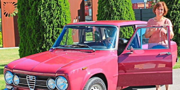 Besonders die seltene und auffällige Farbe "Bugna" gefällt Karin Schmidbauer an ihrem Alfa Romeo, der trotz Baujahr 1973 aussieht wie neu. −Fotos: Vogl
