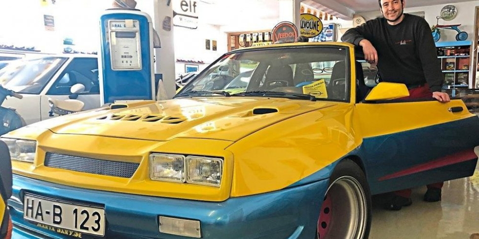 Daniel Holesch mit seinem detailgetreuen Nachbau des Originalfahrzeugs aus der deutschen Actionkomödie "Manta, Manta" mit Til Schweiger. −Fotos: Stewart