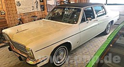 Sein Alltagsauto für den Sommer ist ein Opel Diplomat von 1969.