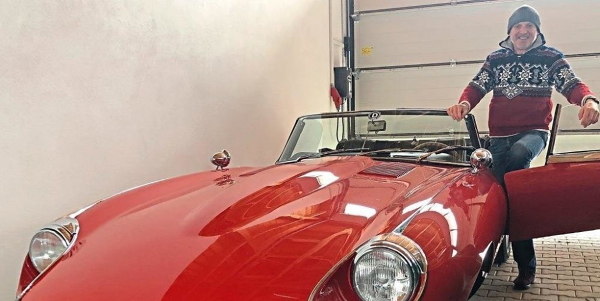 Sein ganzer Stolz: Von November bis März steht der Jaguar E-Type Roadster von Thomas Peter für den Winterschlaf in einer Halle. −Fotos: Stewart
