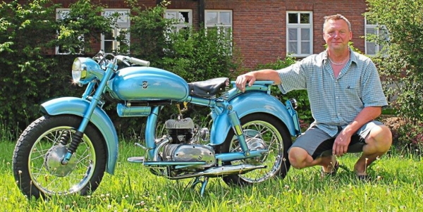 Vor der Kulisse des alten Herrenhauses auf der Pfarrkirchner Rennbahn: Jürgen Sperls seltene hellblaue MV Agusta Pullman 125 ist nicht nur hinter der Glasvitrine ein echter Hingucker. −Fotos: Vogl
