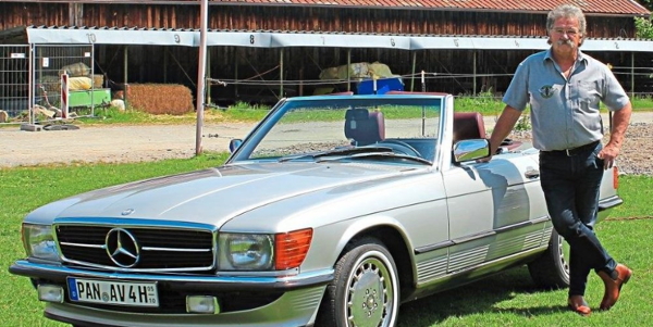 Der verchromte Roadster begleitet Thomas Gotzler schon seit Jugendzeiten und war seither in guten Händen. Er wirkt vor der Kulisse der Stallungen an der Rennbahn wie frisch vom Band. −Foto: Vogl