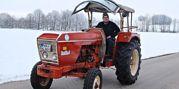 Träumte von dem Renault 88 schon als kleiner Bub: Lorenz Wagner. Mit 18 Jahren hat er sich seinen Wunsch erfüllt und den Traktor einem Landwirt in der Nähe abgekauft. −Foto: Klee