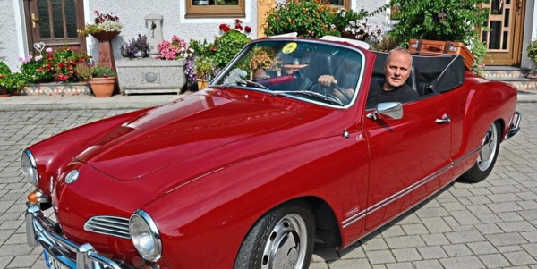 Reinhold Kaufmann am Steuer seines Karmann-Ghia Cabrio, den er im Jahr 2002 erworben und dann aufwendig restauriert hat. Der Wagen besitzt jetzt wieder seine Originalfarbe. −Foto: Gilg 