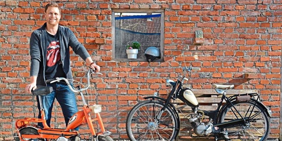 Das Mofa Hercules Cb1 (links) stammt noch von Hermann Reitbergers Mutter, das Moped Diva-Luxus von Göricke fand sein Vater durch Zufall auf dem Sperrmüll. Nach vielen Jahren hat Reitberger sie nun restauriert. −Fotos: Stewart
