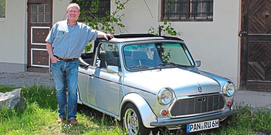 Stolz präsentiert Udo Rosai den Austin Mini 25, den er sich und seiner Frau vor 36 Jahren selbst zur Hochzeit "schenkte" und der seitdem ununterbrochen in seinem Besitz ist. −Foto: Vogl