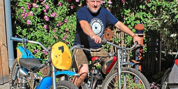 Besitzt mittlerweile 20 alte Motorräder: Armin Voggenreiter (56) hat eine Schwäche für die schnellen Zweiräder und sammelt sie bereits seit über 35 Jahren. −Fotos: Vogl/Red