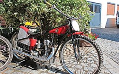 Optimal für die Rennbahn: Der gebogene Lenker ist typisch für die Vorkriegszeit.
