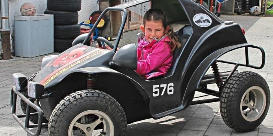 Tochter Anna ist auch ein großer Auto-Fan und cruist bereits mit ihren fünf Jahren mit ihrem Rennbuggy im Hof umher.