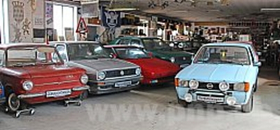 Über 50 Oldtimer hat Alois Kirn in seinem Lager stehen. "Als ich letztens alle gezählt habe, bin ich selber kurz erschrocken", gibt der Sammler zu.