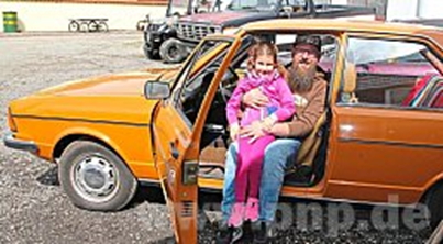 Für Tagesausflüge nutzen Papa Alois Kirn und Tochter Anna am liebsten den orangenen Audi 80 von 1976. Diesen hat der Hebertsfeldener vor dem Verschrotten gerettet. −Fotos: Klee