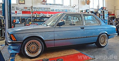 Bis die letzten Arbeiten fertig sind, muss der BMW 323i noch eine Weile in der Garage stehen. −Fotos: Stewart