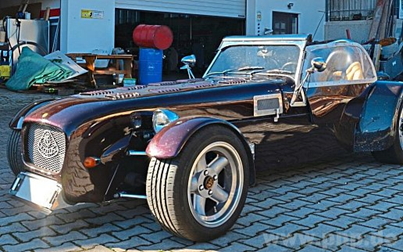 Der weinrote Rennwagen hat 270 PS unter der Haube: Seit 30 Jahren ist der Lotus Seven im Besitz von Dieter Keneder.