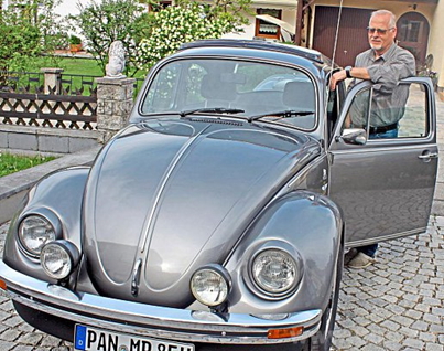 Paul König mit seinem VW Käfer